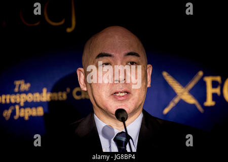 Tokyo, Tokyo, Japon. 4 juillet, 2017. Naoki Hyakuta, auteur et scénariste donne une réponse à des questions au cours d'une conférence de presse au Club correspondant étranger du Japon ( FCCJ ) à Tokyo. Hyakuta est l'un des romanciers les plus populaires et les plus controversés. Un scénariste de télévision depuis de nombreuses années, il a trouvé la célébrité avec son roman 2006 zéro éternelle, qui a été transformé en un film primé en 2013. Le film, en particulier, divisé l'auditoire. Certains trouvent qu'il est profondément déménagement histoire de la Deuxième Guerre mondiale, les pilotes de chasse, d'autres la considèrent comme une glorification de kamikaze des attentats suicide. Au début de juin, le Banque D'Images