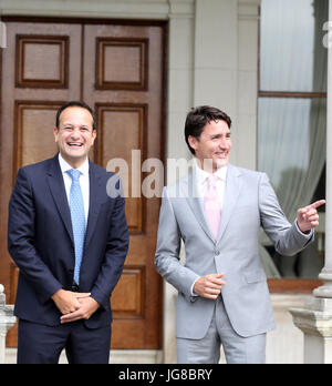 Dublin, Irlande. 4 juillet, 2017. Justin Trudeau répond à Leo Varadkar à Dublin. Le premier ministre du Canada, Justin Trudeau, a rencontré aujourd'hui le premier ministre et chef du parti Fine Gael(Premier ministre) Leo Varadkar(à gauche), à Farmleigh House à Dublin. M. Trudeau est sur un andÊis visite de trois jours en principe examiner le commerce entre les deux pays et les implications de l'Brexit et la possibilité d'un ralentissement, l'économie irlandaise et de ses relations avec le Royaume-Uni. M. Varadkar est le premier dirigeant politique gay. Photo : Sam Boal/RollingNews.ie/Alamy Live News Banque D'Images