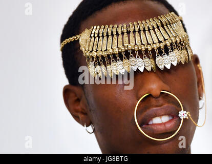 Berlin, Allemagne. 3 juillet, 2017. - Un modèle prévisualisée porte une création par créateur Marcella Lobo pendant le montage pour l'afficher designer pour demain par Fashion ID' à la Mercedes-Benz Fashion Week Berlin à Berlin, Allemagne, 3 juillet 2017. Le designer pour demain' award est une initiative de Peek & Cloppenburg et ID de la mode et a lieu le 6 juillet 2017. Photo : Jens Kalaene Zentralbild-/dpa/ZB/dpa/Alamy Live News Banque D'Images