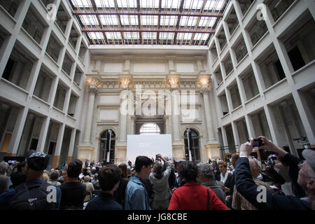 Berlin, Allemagne. 24 Juin, 2017. Regardez autour de visiteurs au cours de la 'Journée chantiers ouverts" à l'avenir dans le Forum Humboldt reconstruit Berlin City Palace à Berlin, Allemagne, 24 juin 2017. Le palais est prévu pour devenir un musée ainsi qu'avec le centre de communication Le Forum Humboldt nom, ouverture en 2019. La construction en face de l'île musée coûte 590 millions d'euros. Photo : Jörg Carstensen/dpa/Alamy Live News Banque D'Images