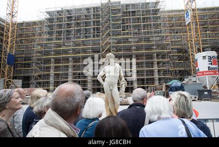 Berlin, Allemagne. 24 Juin, 2017. Les visiteurs regarder une sculpture d'Antinoüs au cours de la 'Journée chantiers ouverts" à l'avenir dans le Forum Humboldt reconstruit Berlin City Palace à Berlin, Allemagne, 24 juin 2017. Le palais est prévu pour devenir un musée ainsi qu'avec le centre de communication Le Forum Humboldt nom, ouverture en 2019. La construction en face de l'île musée coûte 590 millions d'euros. Photo : Jörg Carstensen/dpa/Alamy Live News Banque D'Images