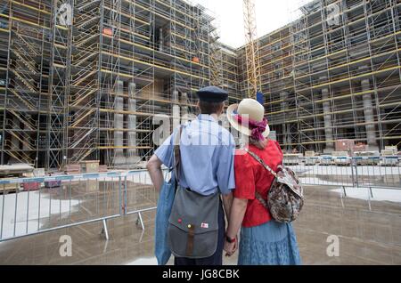 Berlin, Allemagne. 24 Juin, 2017. Regardez autour de visiteurs au cours de la 'Journée chantiers ouverts" à l'avenir dans le Forum Humboldt reconstruit Berlin City Palace à Berlin, Allemagne, 24 juin 2017. Le palais est prévu pour devenir un musée ainsi qu'avec le centre de communication Le Forum Humboldt nom, ouverture en 2019. La construction en face de l'île musée coûte 590 millions d'euros. Photo : Jörg Carstensen/dpa/Alamy Live News Banque D'Images