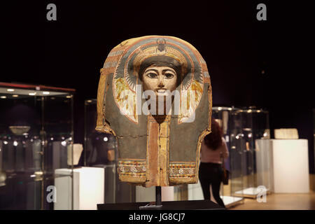 London,UK,4 Juillet 2017,un Photocall a eu lieu avant la Vente Bonhams Antiquities jeudi. Le spectacle : un masque de sarcophage en bois polychrome égyptien Nouveau Kingdom-Third Période intermédiaire, 19th-21st dynastie, circa 1292-945 B.C. représentant le défunt dans une perruque tripartite à plumes de motifs floraux et d'un scarabée sur le front, et un large collier de perles, détails en noir, rouge, bleu, vert, jaune et blanc, 48cm de haut©Keith Larby/Alamy Live News Banque D'Images