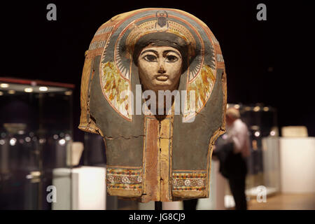 London,UK,4 Juillet 2017,un Photocall a eu lieu avant la Vente Bonhams Antiquities jeudi. Le spectacle : un masque de sarcophage en bois polychrome égyptien Nouveau Kingdom-Third Période intermédiaire, 19th-21st dynastie, circa 1292-945 B.C. représentant le défunt dans une perruque tripartite à plumes de motifs floraux et d'un scarabée sur le front, et un large collier de perles, détails en noir, rouge, bleu, vert, jaune et blanc, 48cm de haut©Keith Larby/Alamy Live News Banque D'Images