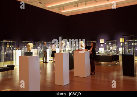 Londres, Royaume-Uni. 4 juillet, 2017. Un Photocall a eu lieu avant la Vente Bonhams Antiquities jeudi. La vente de premier plan est un fragment de relief calcaire égyptien talatat naming Pharaon Akhénaton et de la reine Néfertiti estimé à £60 000-£90 000. Autres faits saillants comprennent la réalisation d'un grand mâle romain en marbre buste d'une collection américaine, une tête de granit égyptien d'un prêtre et d'un romain en tête du dieu Apollon. Credit : Keith Larby/Alamy Live News Banque D'Images