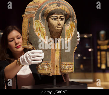 London,UK,4 Juillet 2017,un Photocall a eu lieu avant la Vente Bonhams Antiquities jeudi. Le spectacle : un masque de sarcophage en bois polychrome égyptien Nouveau Kingdom-Third Période intermédiaire, 19th-21st dynastie, circa 1292-945 B.C. représentant le défunt dans une perruque tripartite à plumes de motifs floraux et d'un scarabée sur le front, et un large collier de perles, détails en noir, rouge, bleu, vert, jaune et blanc, 48cm de haut©Keith Larby/Alamy Live News Banque D'Images