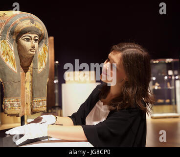 London,UK,4 Juillet 2017,un Photocall a eu lieu avant la Vente Bonhams Antiquities jeudi. Le spectacle : un masque de sarcophage en bois polychrome égyptien Nouveau Kingdom-Third Période intermédiaire, 19th-21st dynastie, circa 1292-945 B.C. représentant le défunt dans une perruque tripartite à plumes de motifs floraux et d'un scarabée sur le front, et un large collier de perles, détails en noir, rouge, bleu, vert, jaune et blanc, 48cm de haut©Keith Larby/Alamy Live News Banque D'Images