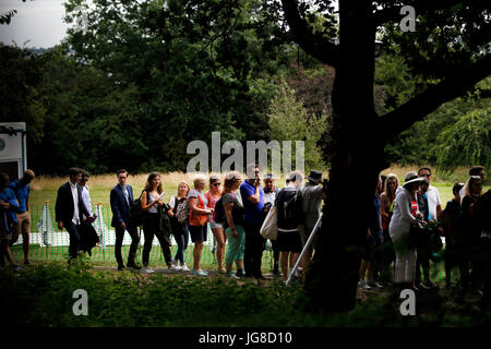 Londres, Royaume-Uni. 06Th Juillet, 2017. Londres, 3 juillet 2017 - Wimbledon : Les gens font la queue pour les billets Wimbledon le premier jour de jeu. Crédit : Adam Stoltman/Alamy Live News Banque D'Images