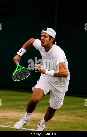 Londres, Royaume-Uni. 3 juillet, 2017. Wimbledon : Karen Khachanov de Russie, lors de son premier match contre son compatriote Andrei Kusnetsov à Wimbledon. Khachanov a remporté le match en cinq sets. Crédit : Adam Stoltman/Alamy Live News Banque D'Images