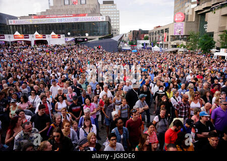 Foule de gens à l'écoute de la chanteuse de jazz Dawn Tyler Watson au Festival International de Jazz de Montréal. Banque D'Images