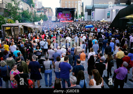 Foule de gens à l'écoute de la chanteuse de jazz Dawn Tyler Watson au Festival International de Jazz de Montréal. Banque D'Images