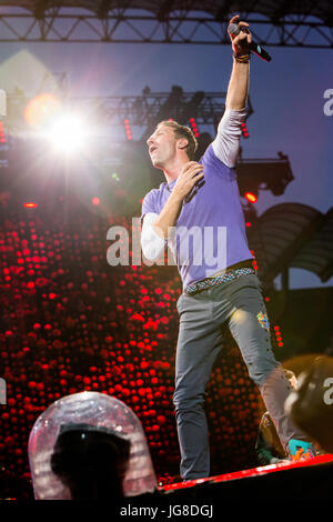 Milan, Italie. 06Th Juillet, 2017. Le groupe de rock britannique COLDPLAY effectue sur scène au Stadio San Siro pendant les 'une tête pleine de rêves d'' Credit : Rodolfo Sassano/Alamy Live News Banque D'Images