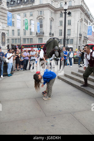 Londres, Royaume-Uni. 4 juillet, 2017. Les gens apprécient l'espagnol Giffords Circus dans Piccadilly Circus London Crédit : Keith Larby/Alamy Live News Banque D'Images