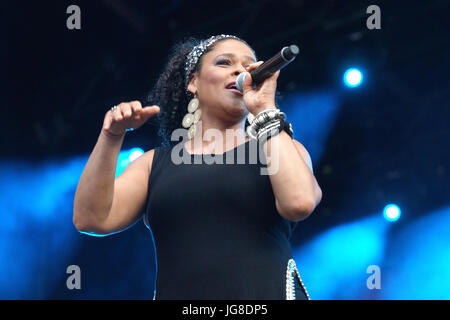 Foule de gens à l'écoute de la chanteuse de jazz Dawn Tyler Watson au Festival International de Jazz de Montréal. Banque D'Images