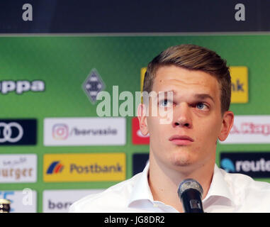 Moenchengladbach, Allemagne. 4 juillet, 2017. Le Borussia Moenchengladbach nouveau joueur Matthias Ginter, photographié au cours d'une conférence de presse pour la présentation du nouveau membre de l'équipe Matthias Ginter à Moenchengladbach, Allemagne, 4 juillet 2017. Photo : Roland Weihrauch/dpa/Alamy Live News Banque D'Images