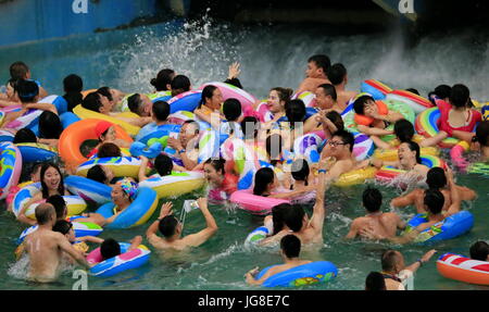 Suining, province chinoise du Sichuan. 4 juillet, 2017. Les gens de l'eau Jouer et profiter de la fraîcheur à une zone touristique dans le comté de Daying de Suining, dans le sud-ouest de la province chinoise du Sichuan, le 4 juillet 2017. Credit : Zhong Min/Xinhua/Alamy Live News Banque D'Images