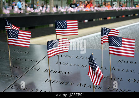 New York City, USA. 30Th May, 2017. Drapeaux placés à la 9/11 Memorial en célébration de la quatrième de juillet à New York. Crédit : Christopher Penler/Alamy Live News Banque D'Images