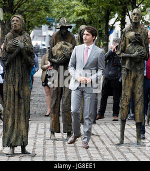 Dublin, Irlande. 4 juillet, 2017. Visite officielle en Irlande - Le Premier ministre du Canada, Justin Trudeau. Premier ministre du Canada sur la photo Justin Trudeau vues la dramatique Famine Memorial par le sculpteur Ronan Gillespie à Dublin cet après-midi. La sculpture commémore la Grande Famine irlandaise de 1845 - 1852, quand plus d'un million d'irlandais sont morts de faim et de maladie. Un autre million d'émigré en Amérique et au Canada avec beaucoup de mort sur le chemin, à bord du fameux navires-poubelles. Credit : RollingNews.ie/Alamy Live News Banque D'Images