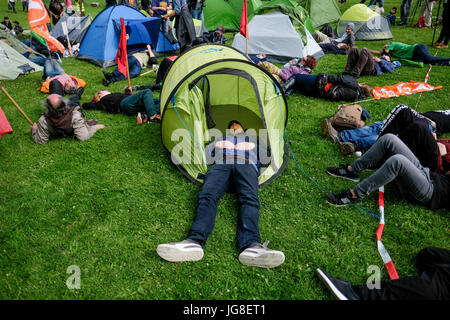 Hambourg, Allemagne. Le 04 juillet, 2017. G20 opposants mis en place un camp de protestation avec tentes et est allé dormir à l'Volkspark Altona à Hambourg, Allemagne, 04 juillet 2017. Photo : Axel Heimken/dpa/Alamy Live News Banque D'Images