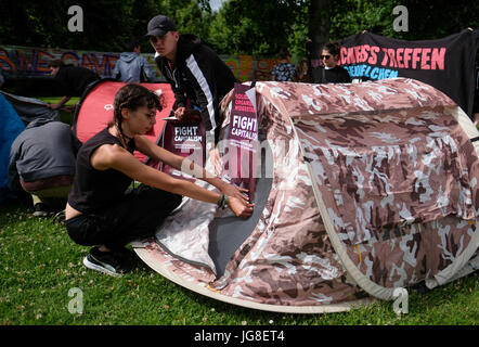 Hambourg, Allemagne. Le 04 juillet, 2017. G20 opposants mis en place une tente au Volkspark Altona à Hambourg, Allemagne, 04 juillet 2017. Photo : Axel Heimken/dpa/Alamy Live News Banque D'Images