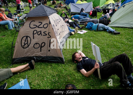 Hambourg, Allemagne. Le 04 juillet, 2017. dpatop - G20 opposants mis en place un camp de protestation avec tentes et est allé dormir à l'Volkspark Altona à Hambourg, Allemagne, 04 juillet 2017. Photo : Axel Heimken/dpa/Alamy Live News Banque D'Images