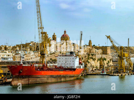 La Valette, Malte. Oct 11, 2004. Un porte-conteneurs à quai dans l'arsenal et de French Creek de la ville fortifiée de Senglea sur le Grand Port de La Valette, Malte. La Valette est devenue une destination touristique internationale. Credit : Arnold Drapkin/ZUMA/Alamy Fil Live News Banque D'Images