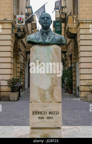 La Valette, Malte. Oct 11, 2004. Le buste de Enrico Mizzi se tient à St Johns Square à La Valette, capitale de Malte. Un homme politique et leader du parti nationaliste Maltais, il a été brièvement premier ministre de Malte. La Valette, Site du patrimoine mondial de l'UNESCO, est connue pour ses remparts médiévaux et des fortifications et est une destination touristique internationale. Credit : Arnold Drapkin/ZUMA/Alamy Fil Live News Banque D'Images