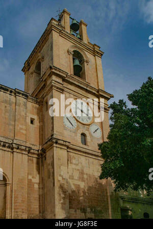 La Valette, Malte. Oct 11, 2004. La cloche et la tour de l'horloge de l'église catholique St John's Co-cathédrale datant des années 1570 à La Valette, Malte. Site du patrimoine mondial de l'UNESCO, La Valette est une populaire destination touristique internationale. Credit : Arnold Drapkin/ZUMA/Alamy Fil Live News Banque D'Images