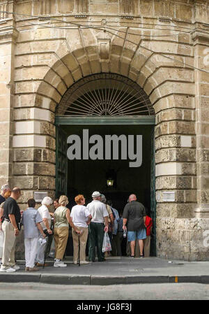 La Valette, Malte. Oct 11, 2004. Les touristes font la queue pour entrer dans le Manège militaire Musée dans le palais du Grand Maître de l'Ordre de Saint-Jean à La Valette, Malte. Il affiche des armures et des armes utilisées par les chevaliers dans le 17ème et 18ème siècles. Site du patrimoine mondial de l'UNESCO, La Valette est une populaire destination touristique internationale. Credit : Arnold Drapkin/ZUMA/Alamy Fil Live News Banque D'Images