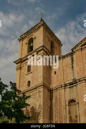 La Valette, Malte. Oct 11, 2004. L'un des clochers de l'église catholique St John's Co-cathédrale datant des années 1570 à La Valette, Malte. Site du patrimoine mondial de l'UNESCO, La Valette est une populaire destination touristique internationale. Credit : Arnold Drapkin/ZUMA/Alamy Fil Live News Banque D'Images