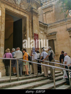 La Valette, Malte. Oct 11, 2004. Les touristes font la queue pour entrer dans l'église catholique St John's Co-cathédrale datant des années 1570 à La Valette, Malte. Site du patrimoine mondial de l'UNESCO, La Valette est une populaire destination touristique internationale. Credit : Arnold Drapkin/ZUMA/Alamy Fil Live News Banque D'Images