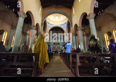 Wau, Wau, dans le sud du Soudan. 4 juillet, 2017. Les personnes déplacées du sud du Soudan prier à la cathédrale St Mary Christian aider pendant le quotidien du matin du Père Marko Mangu, qui est responsable pour le diocèse de la ville de Wau.Â Depuis les affrontements entre les rebelles et les forces gouvernementales a éclaté l'an dernier, l'Eglise a reçu près de 22 000 réfugiés, principalement des agriculteurs qui a été lancé à partir de Dinka milices tribales du nord de l'War-Awar. Credit : Miguel Juarez Lugo/ZUMA/Alamy Fil Live News Banque D'Images