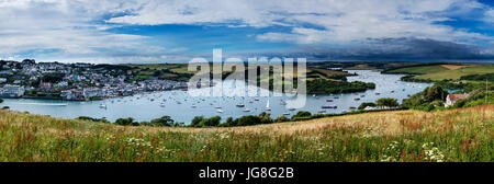 Salcombe, Devon, UK. 4 juillet, 2017. L'estuaire de Kingswear était encombrée de bateaux sur une chaude journée à Salcombe, Devon (C) Crédit : Paul Swinney/Alamy Live News Banque D'Images