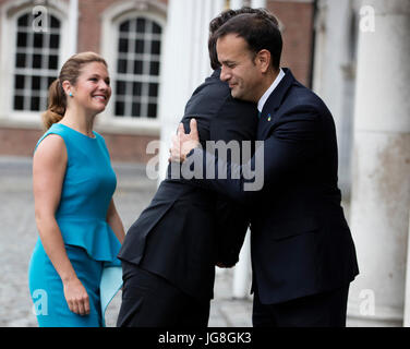 Dublin, Irlande. Jul, 2017 4trh. Le premier ministre du Canada, Justin Trudeau et son épouse Sophie Grégoire Trudeau sont accueillis par un premier ministre (Taoiseach) Leo Varadkar TD qu'ils arrivent au château de Dublin pour le dîner officiel. Le premier ministre du Canada, Justin Trudeau est en visite officielle à l'Irlande. Credit : RollingNews.ie/Alamy Live News Banque D'Images