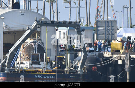 San Pedro, Californie, USA. 4 juillet, 2017. SpaceX Dragon du vaisseau spatial fait aujourd'hui l'histoire comme étant la première capsule utilisée deux fois dans deux missions différentes qui n'a jamais été fait auparavant. SpaceX transportant plus de 4 100 livres de fret et des spécimens de recherche, est descendu à un potentiel hydrique splashdown lundi dans l'océan Pacifique au sud-ouest de Los Angeles, l'achèvement de la première re-vol d'un des navires d'approvisionnement du unpiloted SpaceX à la Station spatiale internationale. Credit : Gene Blevins/ZUMA/Alamy Fil Live News Banque D'Images