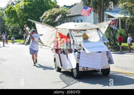 Sullivan's Island, Caroline du Sud, USA. 4 juillet, 2017. Un chariot de golf décoré comme un bateau de crevettes à l'assemblée annuelle de Sullivan's Island Indépendance Day Parade le 4 juillet 2017 à Sullivan's Island, Caroline du Sud. La petite île de la mer d'abondance accueille une location de chariot de golf et défilé dans le village historique. Credit : Planetpix/Alamy Live News Banque D'Images