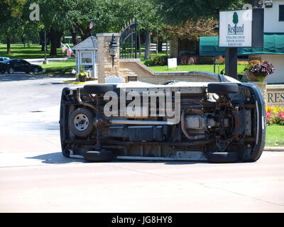 Dallas, USA. 4 juillet, 2017. Date de l'indépendance.un accident impliquant une voiture et une fourgonnette commerciale la gauche en avant des voitures brisées et la van sur le côté. Le conducteur de la fourgonnette semble être sans blessures visibles alors que le conducteur de la voiture a été l'aucun où être vu. Il y avait eu une ambulance sur les lieux plus tôt. En outre, l'accident a eu lieu en face d'un cimetière local, salon funéraire et le magasin de fleurs.juste au nord de la limite est de l'échange de cinq Haut de Dallas. Dallaspaparazzo auteur:Crédit/Alamy Live News Crédit : dallaspaparazzo/Alamy Live News Banque D'Images