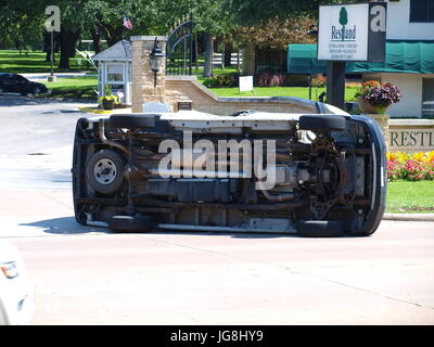 Dallas, USA. 4 juillet, 2017. Date de l'indépendance.un accident impliquant une voiture et une fourgonnette commerciale la gauche en avant des voitures brisées et la van sur le côté. Le conducteur de la fourgonnette semble être sans blessures visibles alors que le conducteur de la voiture a été l'aucun où être vu. Il y avait eu une ambulance sur les lieux plus tôt. En outre, l'accident a eu lieu en face d'un cimetière local, salon funéraire et le magasin de fleurs.juste au nord de la limite est de l'échange de cinq Haut de Dallas. Dallaspaparazzo auteur:Crédit/Alamy Live News Crédit : dallaspaparazzo/Alamy Live News Banque D'Images