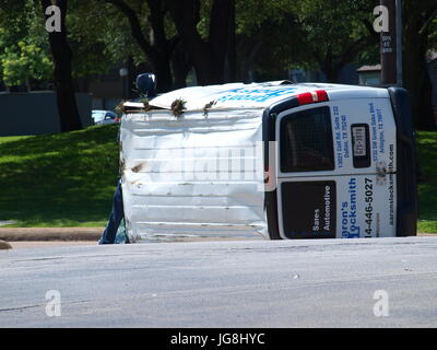 Dallas, USA. 4 juillet, 2017. Date de l'indépendance.un accident impliquant une voiture et une fourgonnette commerciale la gauche en avant des voitures brisées et la van sur le côté. Le conducteur de la fourgonnette semble être sans blessures visibles alors que le conducteur de la voiture a été l'aucun où être vu. Il y avait eu une ambulance sur les lieux plus tôt. En outre, l'accident a eu lieu en face d'un cimetière local, salon funéraire et le magasin de fleurs.juste au nord de la limite est de l'échange de cinq Haut de Dallas. Dallaspaparazzo auteur:Crédit/Alamy Live News Crédit : dallaspaparazzo/Alamy Live News Banque D'Images