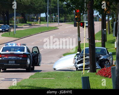 Dallas, USA. 4 juillet, 2017. Date de l'indépendance.un accident impliquant une voiture et une fourgonnette commerciale la gauche en avant des voitures brisées et la van sur le côté. Le conducteur de la fourgonnette semble être sans blessures visibles alors que le conducteur de la voiture a été l'aucun où être vu. Il y avait eu une ambulance sur les lieux plus tôt. En outre, l'accident a eu lieu en face d'un cimetière local, salon funéraire et le magasin de fleurs.juste au nord de la limite est de l'échange de cinq Haut de Dallas. Dallaspaparazzo auteur:Crédit/Alamy Live News Crédit : dallaspaparazzo/Alamy Live News Banque D'Images