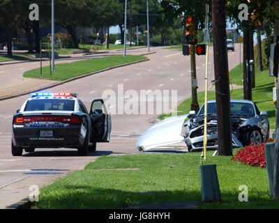 Dallas, USA. 4 juillet, 2017. Date de l'indépendance.un accident impliquant une voiture et une fourgonnette commerciale la gauche en avant des voitures brisées et la van sur le côté. Le conducteur de la fourgonnette semble être sans blessures visibles alors que le conducteur de la voiture a été l'aucun où être vu. Il y avait eu une ambulance sur les lieux plus tôt. En outre, l'accident a eu lieu en face d'un cimetière local, salon funéraire et le magasin de fleurs.juste au nord de la limite est de l'échange de cinq Haut de Dallas. Dallaspaparazzo auteur:Crédit/Alamy Live News Crédit : dallaspaparazzo/Alamy Live News Banque D'Images