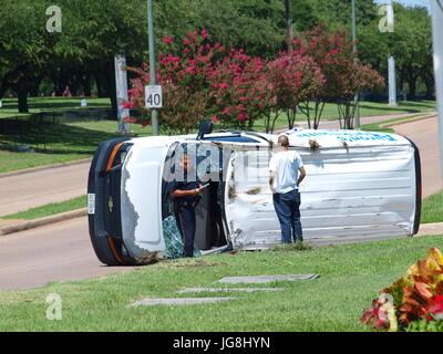 Dallas, USA. 4 juillet, 2017. Date de l'indépendance.un accident impliquant une voiture et une fourgonnette commerciale la gauche en avant des voitures brisées et la van sur le côté. Le conducteur de la fourgonnette semble être sans blessures visibles alors que le conducteur de la voiture a été l'aucun où être vu. Il y avait eu une ambulance sur les lieux plus tôt. En outre, l'accident a eu lieu en face d'un cimetière local, salon funéraire et le magasin de fleurs.juste au nord de la limite est de l'échange de cinq Haut de Dallas. Dallaspaparazzo auteur:Crédit/Alamy Live News Crédit : dallaspaparazzo/Alamy Live News Banque D'Images