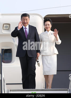 Berlin, Allemagne. 4 juillet, 2017. Le président chinois Xi Jinping et son épouse Peng Liyuan vague après leur arrivée à Berlin, Allemagne, le 4 juillet 2017. Xi est arrivé ici mardi pour sa deuxième visite d'État en Allemagne. Credit : Yao Dawei/Xinhua/Alamy Live News Banque D'Images