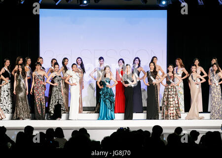 Tokyo, Japon. 4 juillet, 2017. À l'investiture dans une robe du soir au cours de la compétition Miss Univers Japon à Hotel Chinzanso Tokyo le 4 juillet 2017, Tokyo, Japon. Abe Momoko de Chiba qui a remporté le titre représentera le Japon dans le prochain concours de Miss Univers. Credit : Rodrigo Reyes Marin/AFLO/Alamy Live News Banque D'Images