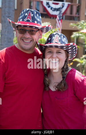 Long Beach, USA. Le 04 juillet, 2017. Portrait d'un couple portant des chemises rouges et rouge, blanc et bleu Los Angeles Angels of Anaheim chapeaux de cow-boy au bluff Heights 4 Juillet Fête de quartier, Long Beach, CA Deioma Crédit : Kayte/Alamy Live News Banque D'Images