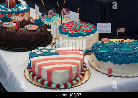 Long Beach, USA. Le 04 juillet, 2017. Gâteaux prêts pour la marche gâteau au bluff Heights 4 Juillet Fête de quartier, Long Beach, CA Deioma Crédit : Kayte/Alamy Live News Banque D'Images