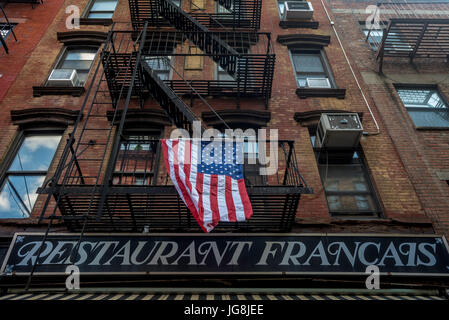 New York, NY, USA. 4 juillet, 2017. Sur Prince Street à Soho, certains Restaurant francais a marqué le Jour de l'indépendance avec un immense drapeau américain. Credit : Stacy Walsh Rosenstock/Alamy Live News