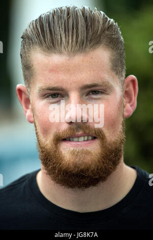 Cologne, Allemagne. 06Th Juillet, 2017. Gardien de but Timo Corne de 1.FC Koeln se tient sur la terrasse de l'Geißbockheim (club house du 1.FC Koeln) à Cologne, Allemagne, 03 juillet 2017. Le 1.FC Köln club Bundesliga commence avec ses preperations pour la prochaine saison de Bundesliga. Photo : Federico Gambarini/dpa/Alamy Live News Banque D'Images