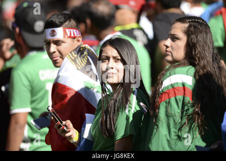 Seattle, Washington, USA. 1er juillet 2017. 2017 Soccer : le Paraguay contre le Mexique - Mexique fans appréciant les festivités d'avant-match dans un match joué à Seattle au siècle champ Lien. Crédit : Jeff Halstead/ZUMA/Alamy Fil Live News Banque D'Images