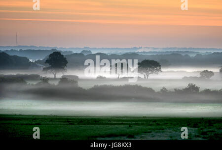 Firle, East Sussex. 5 Juillet 2017 : Le soleil se lever plus de brume du matin dans les régions rurales de l'East Sussex, sur ce qui promet d'être un jour chaud et ensoleillé. ©Peter Cripps/Alamy Live News Banque D'Images